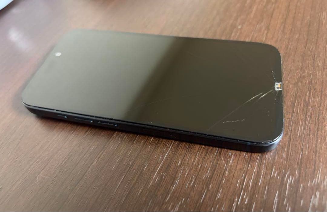 0*a様 ブルーチタニウムのiPhone 15 Pro、画面にひびあり。