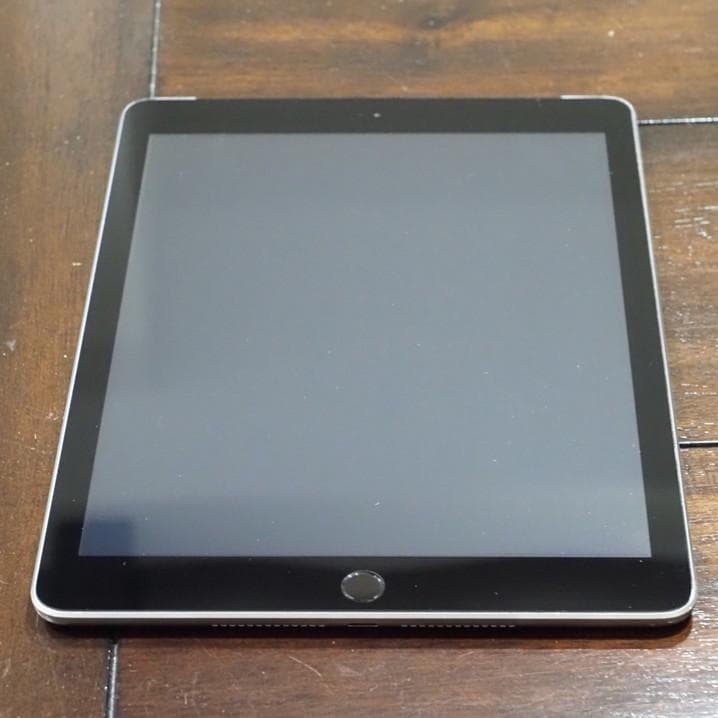 iPad 6世代 SIMフリー 32GB 9.7インチ スペースグレー