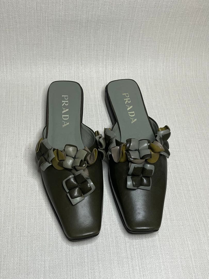 PRADA ダークグリーン スクエアトゥミュール