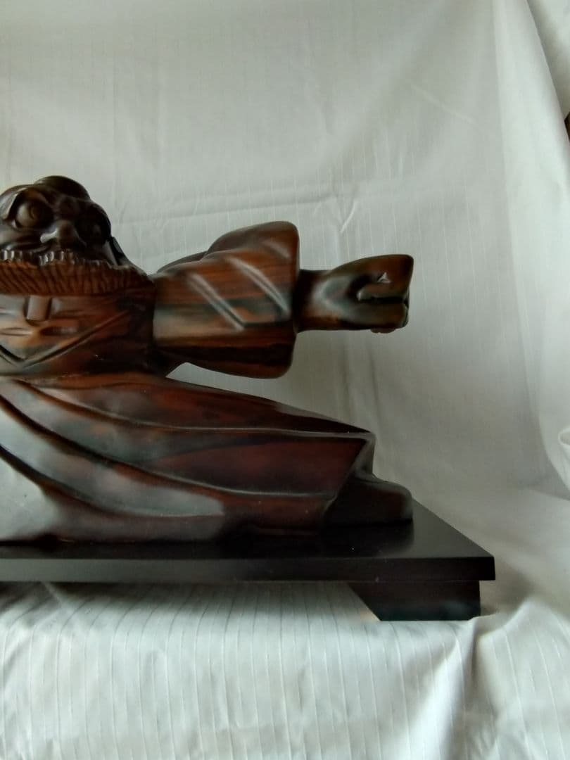 まもる。少林寺拳法木彫達磨（赤檀彫刻）置台付き