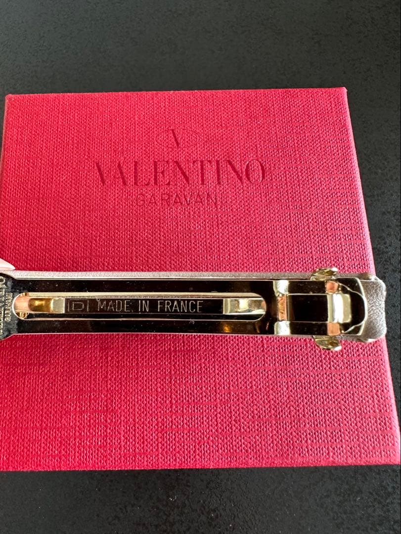 VALENTINO スタッズ付きヘアピン ピンクベージュ　バレッタ