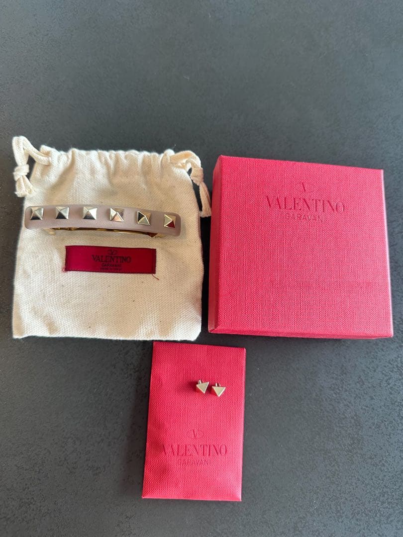 VALENTINO スタッズ付きヘアピン ピンクベージュ　バレッタ