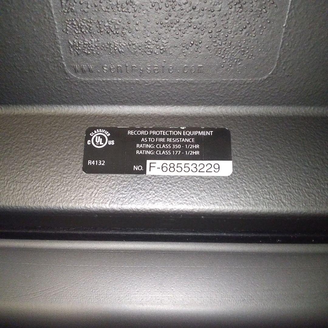 Sentry(セントリー)UL規格 30分 耐火手提げ収納金庫 CHW20101