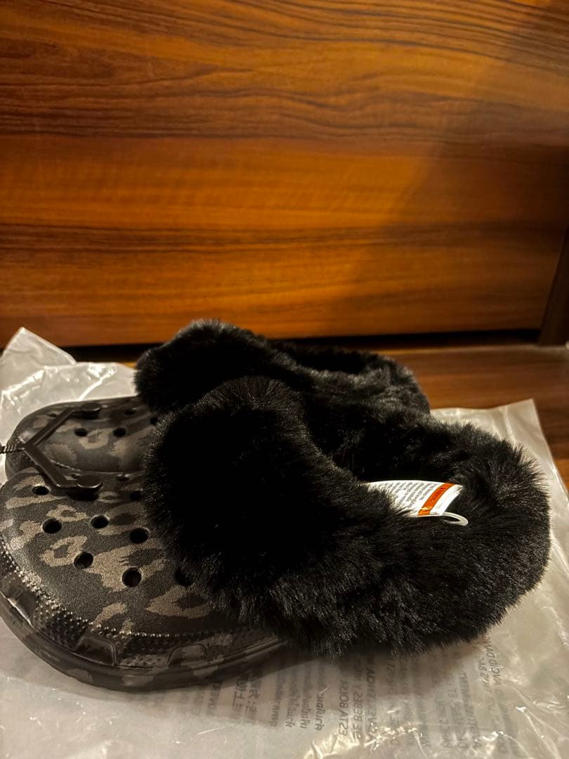 新品❣️クロックスマミルス ファー付きサボサンダル ブラックカモフラージュ