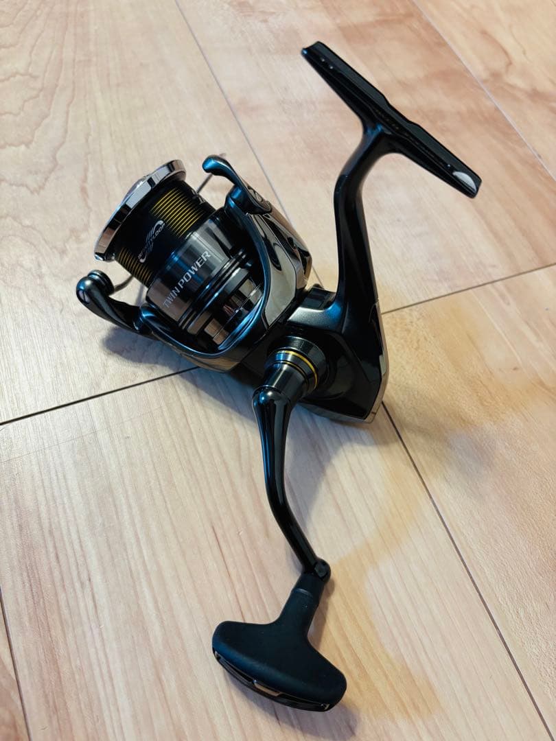 極美品　シマノ　現行ツインパワー　3000MHG