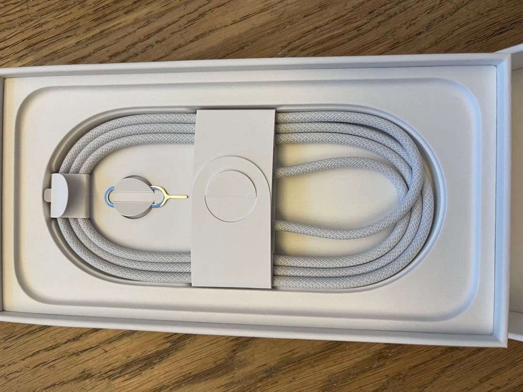 美品！iPhone16 ケータイケース、充電ケーブル付き