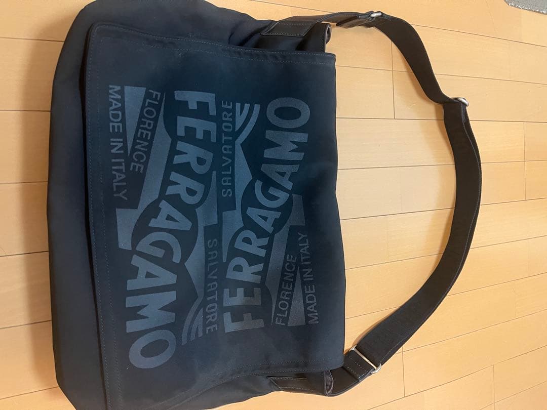 Ferragamo ブラック メッセンジャーバッグ