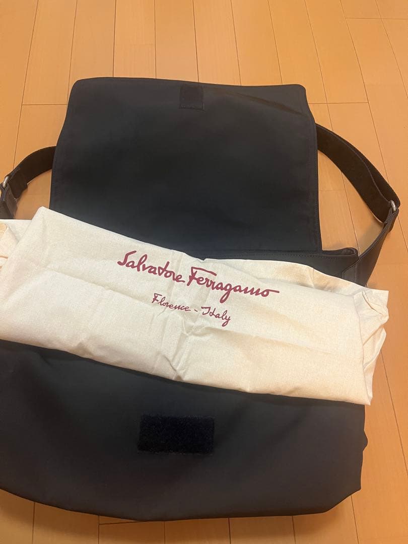 Ferragamo ブラック メッセンジャーバッグ