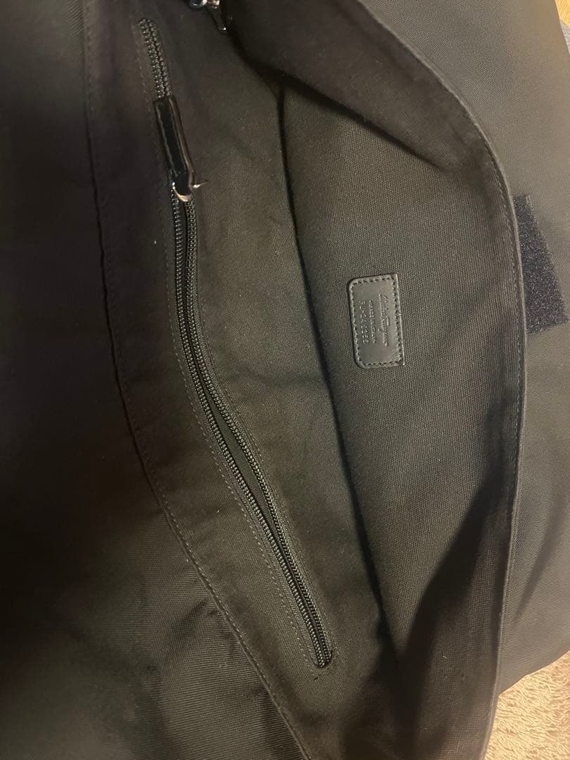 Ferragamo ブラック メッセンジャーバッグ