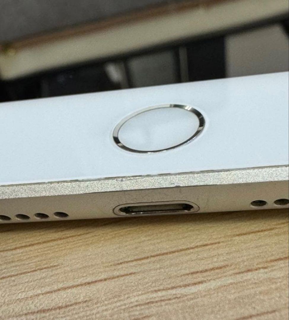 iPad 第6世代 Wi-Fiモデル 32GB ケース付シルバー