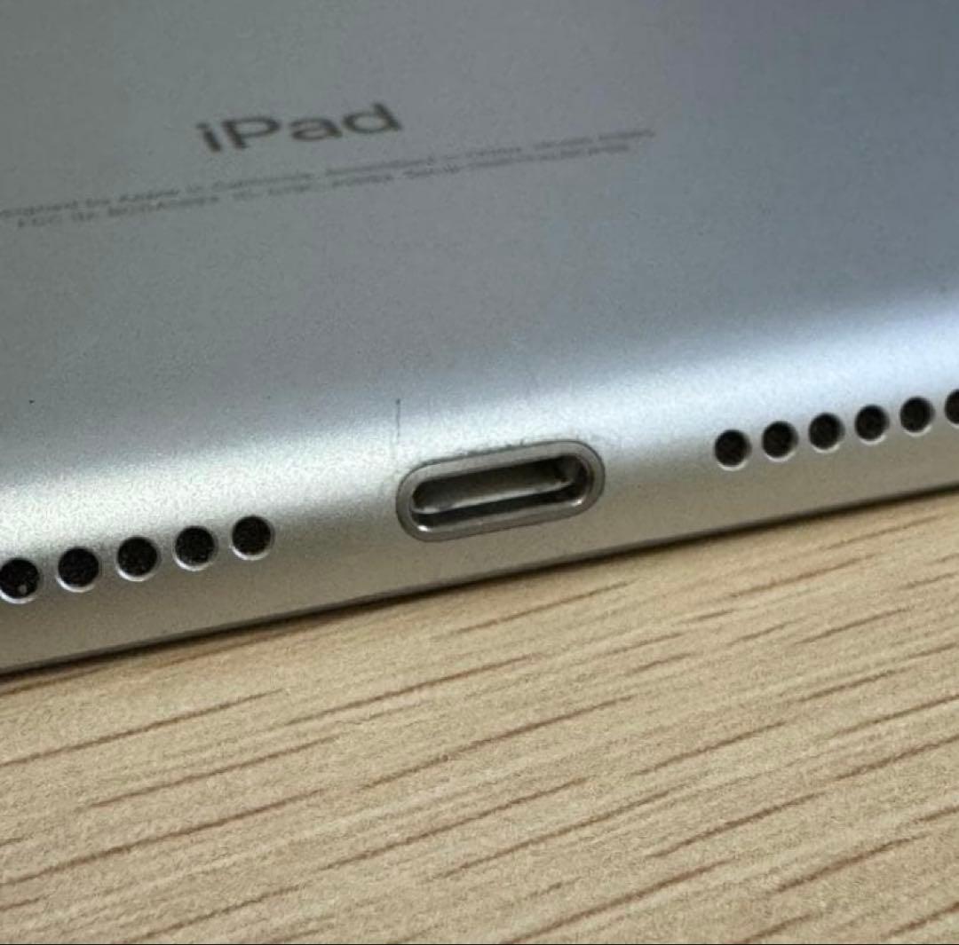 iPad 第6世代 Wi-Fiモデル 32GB ケース付シルバー