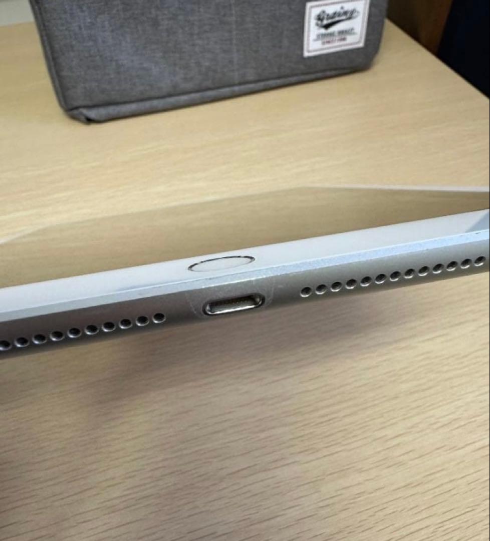 iPad 第6世代 Wi-Fiモデル 32GB ケース付シルバー