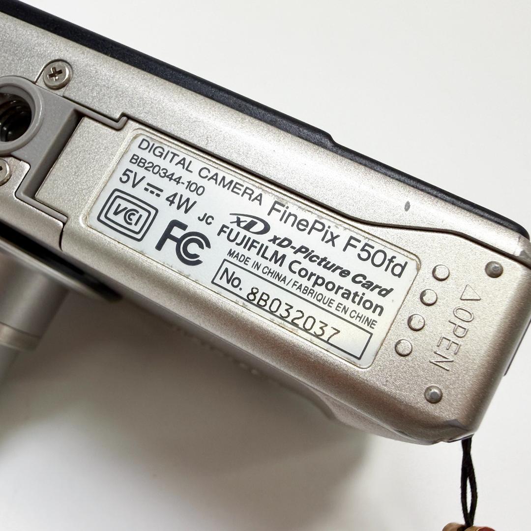 多少難あり品 フジフイルム FinePix F50fd シルバー