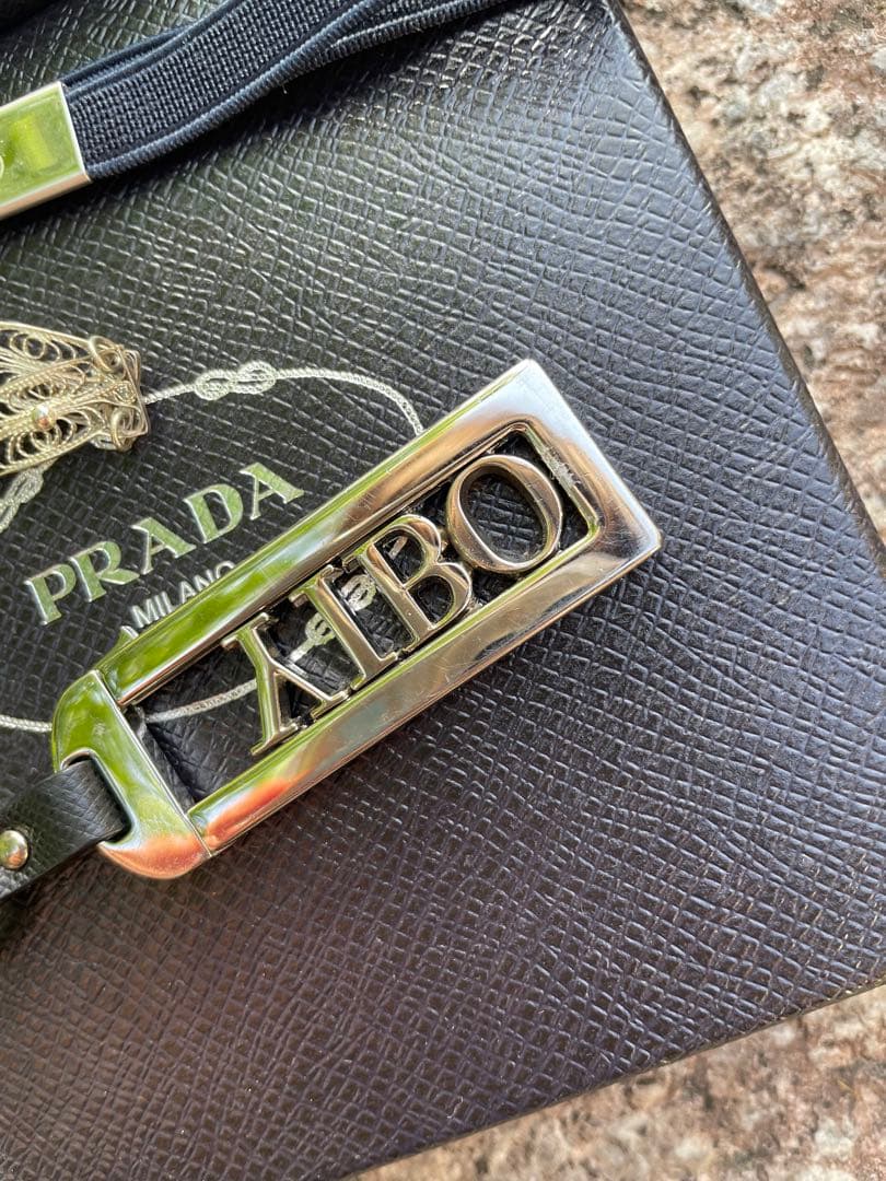 プラダ マイキャラクター メタル キーホルダー 王一博 ブラック シルバー