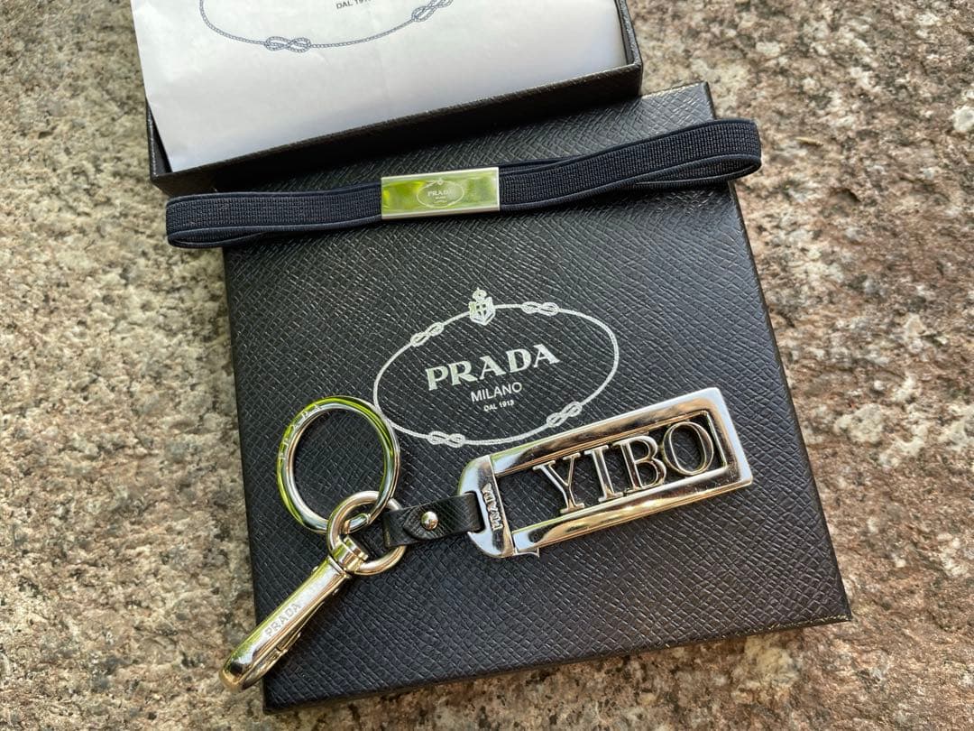 プラダ マイキャラクター メタル キーホルダー 王一博 ブラック シルバー