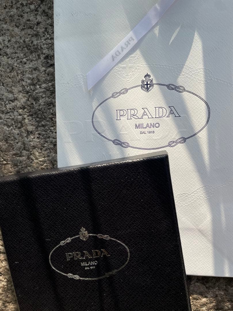 プラダ マイキャラクター メタル キーホルダー 王一博 ブラック シルバー