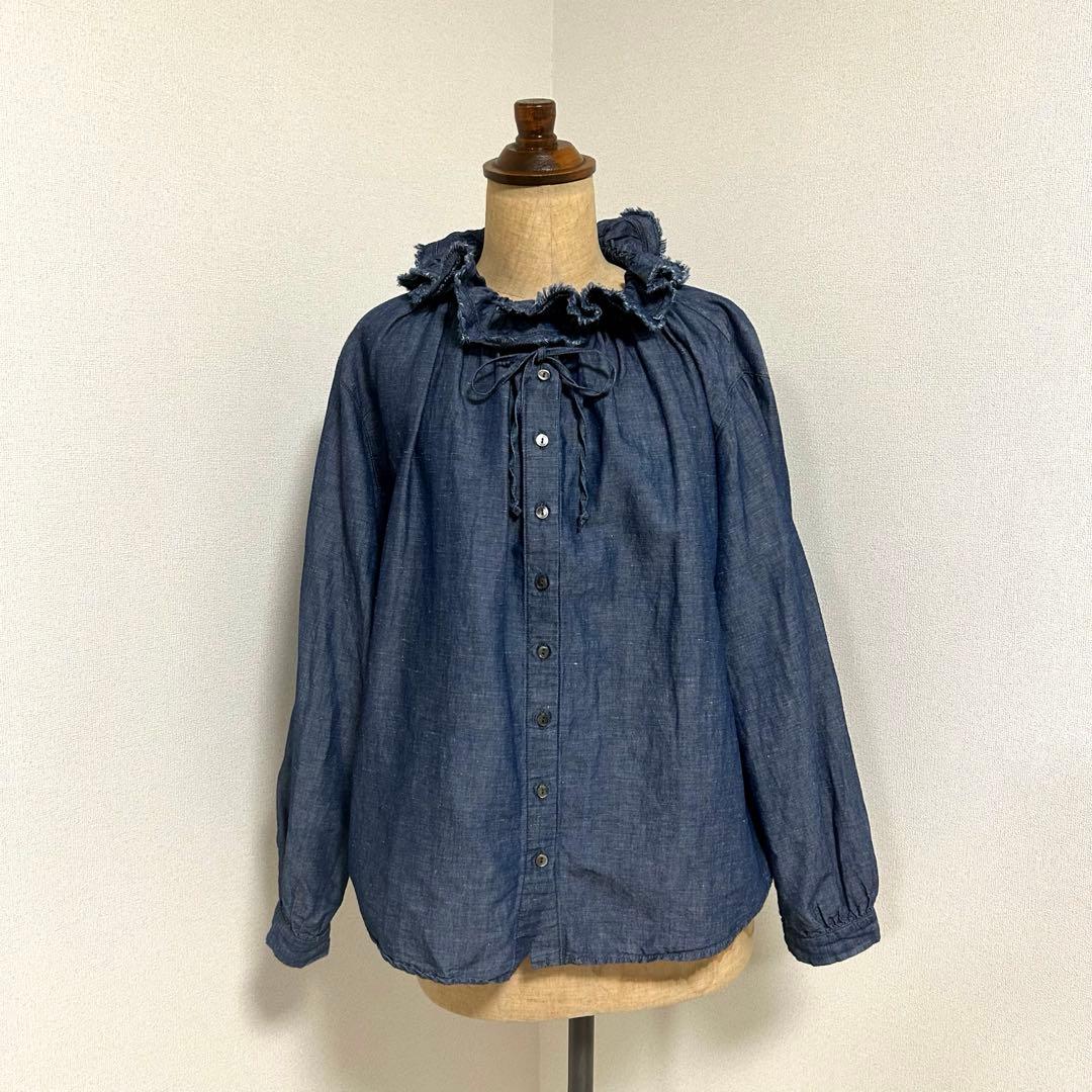 ネストローブ　コットンリネンダンガリーフリルシャツ