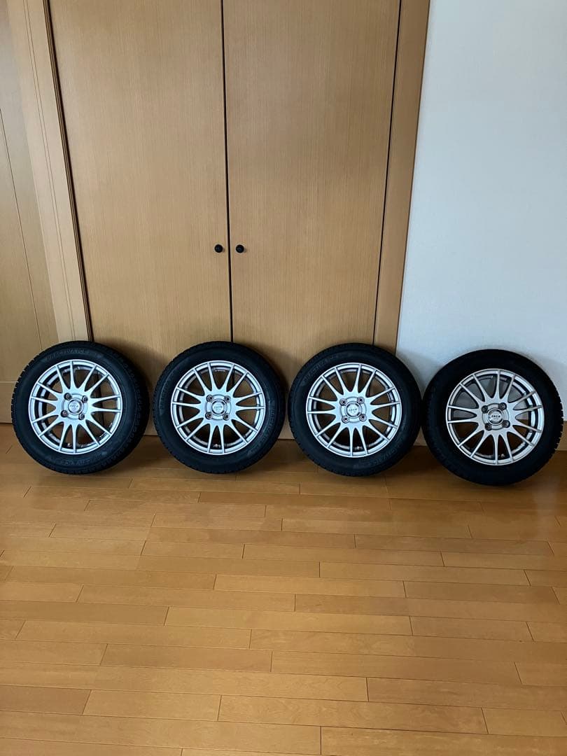 た*き様 2024年式スタッドレスタイヤ、ホイール４本セット　中古　美品