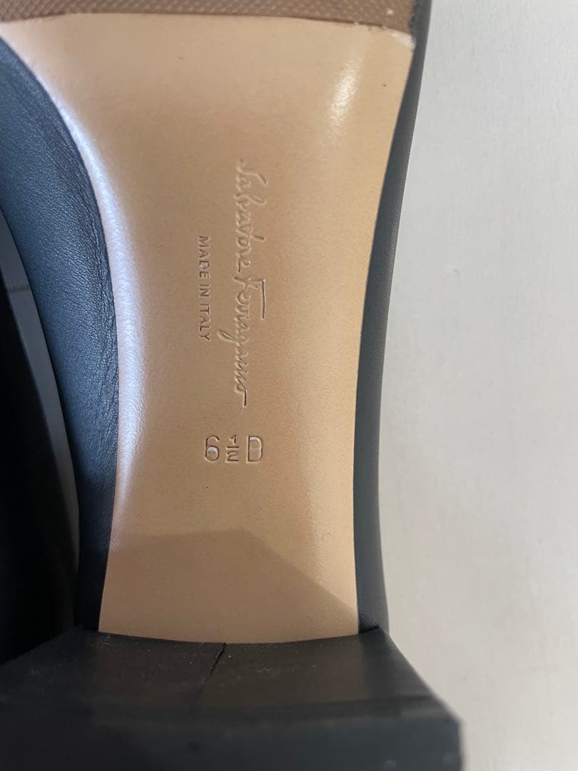 フェラガモ Avella パンプス ブラック ゴールド6.5D 新品未使用