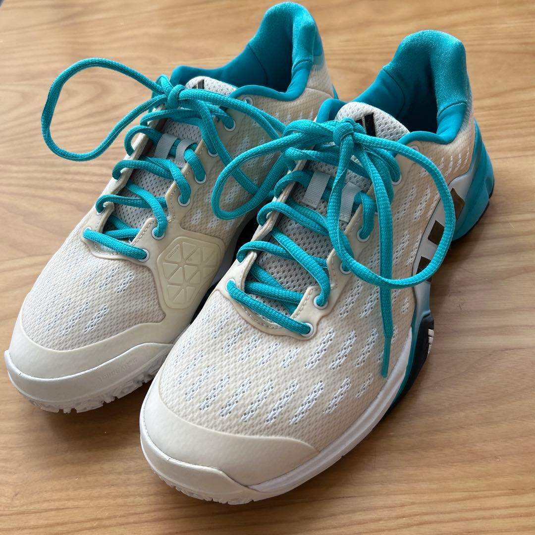 【美品】アディダスの テニスシューズ オムニコート用　25.5㌢