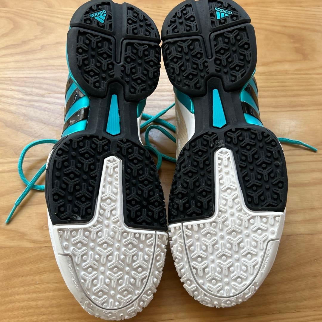 【美品】アディダスの テニスシューズ オムニコート用　25.5㌢