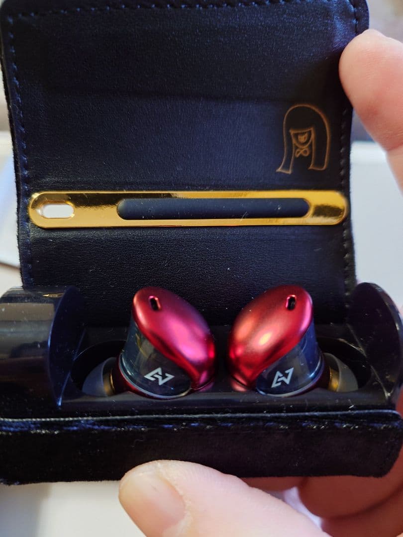 アイナ・ジ・エンドモデルAIVOT TE-J1 ワイヤレスイヤホン レッド