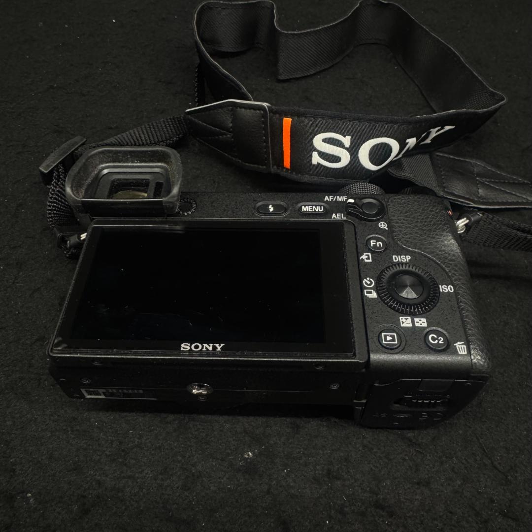 カメラSONY α6300 とSEL18135　レンズ