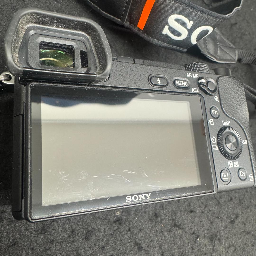 カメラSONY α6300 とSEL18135　レンズ