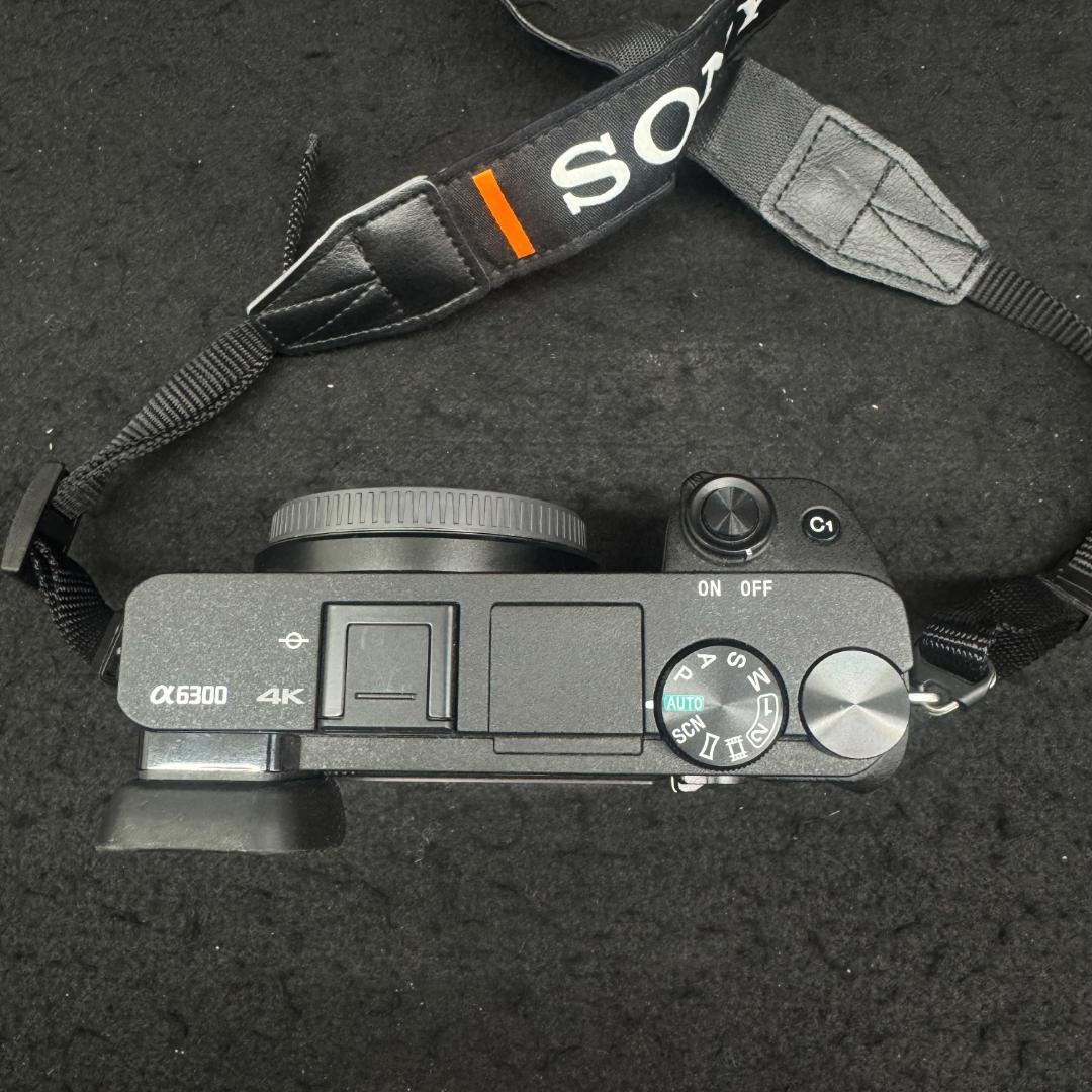カメラSONY α6300 とSEL18135　レンズ