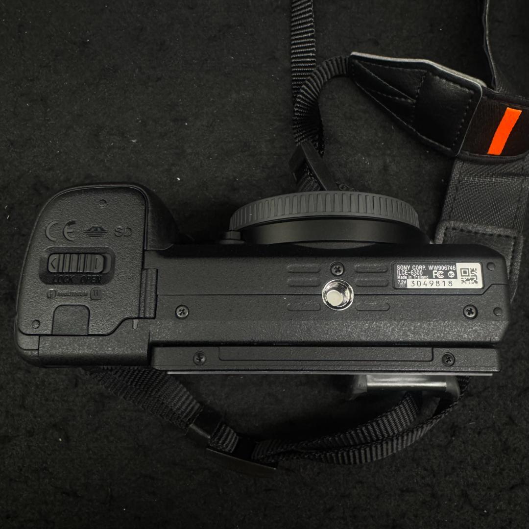 カメラSONY α6300 とSEL18135　レンズ