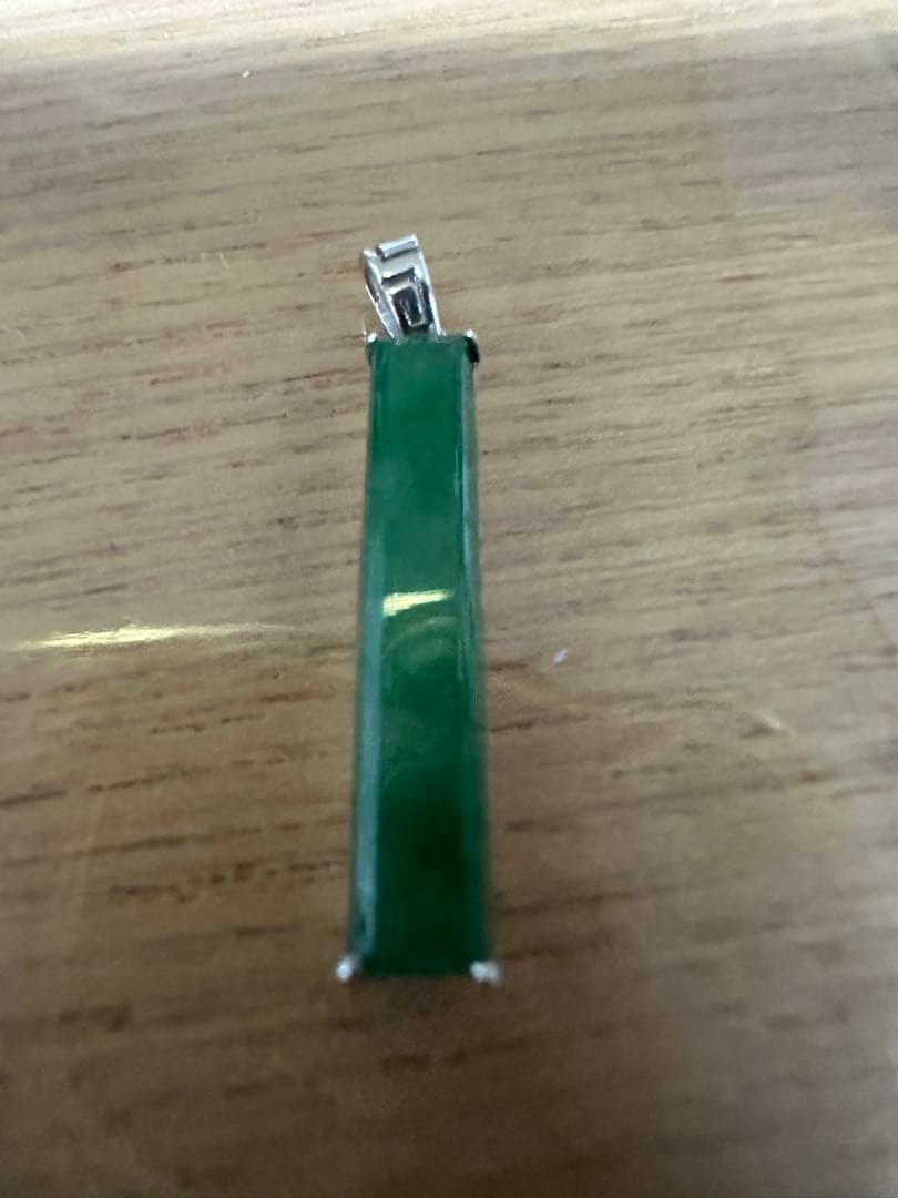 A U750. ホワイト18￼K金ジェダイト翡翠緑色 長方形 ペンダント