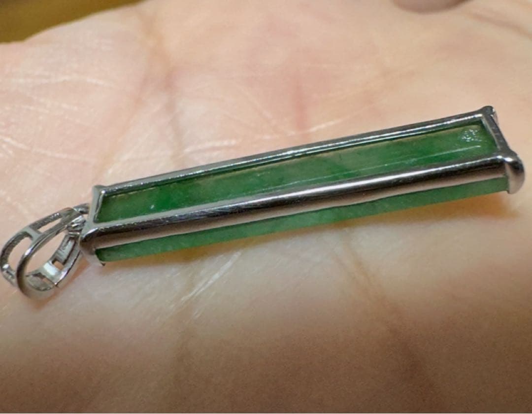 A U750. ホワイト18￼K金ジェダイト翡翠緑色 長方形 ペンダント