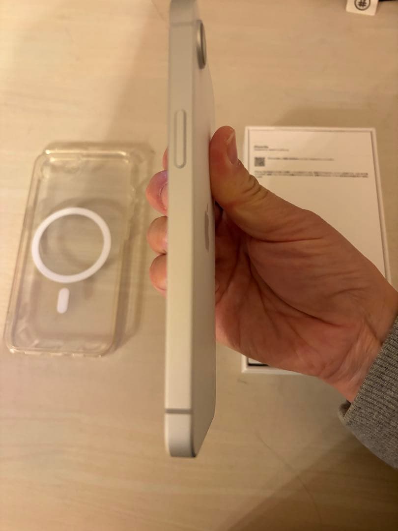 iPhone16e 256GB 白　simフリー