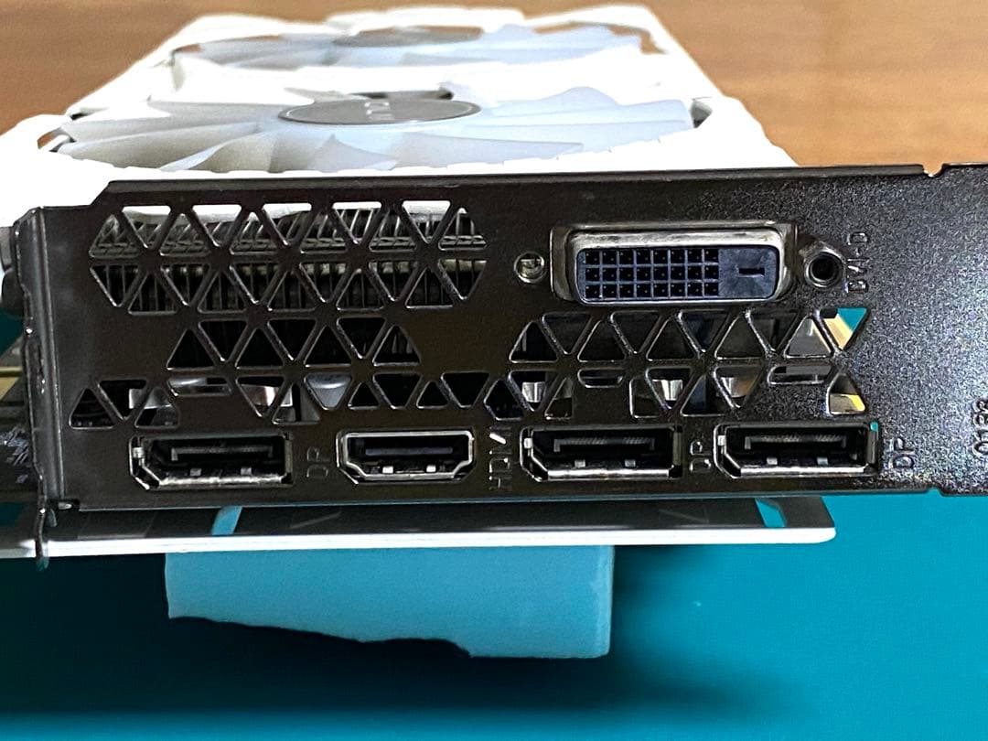 GTX1070Ti EX-SNPR White /グラボ