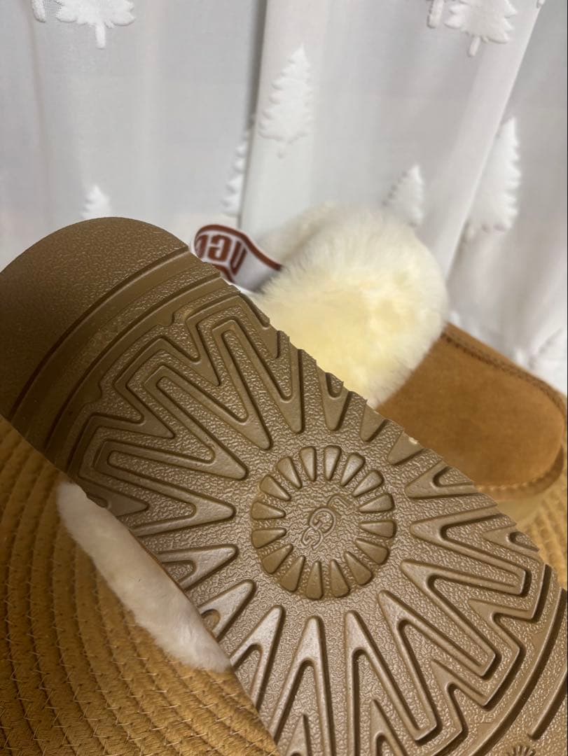 UGG 23.0厚底ベージュ ふわふわスリッパ
