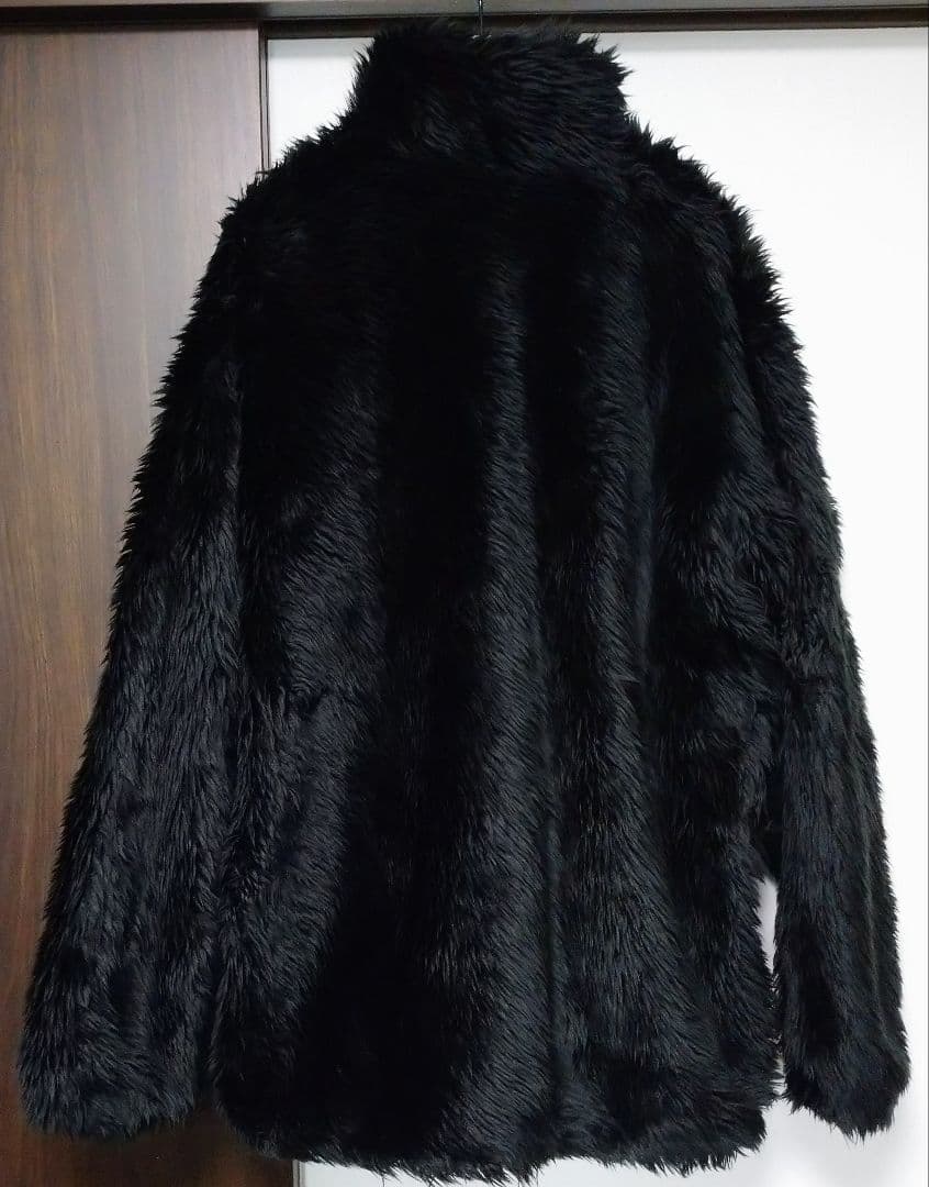 【値下げ】新品同様 バレンシアガ ファージャケット 中綿入り ロゴタブ付き 黒