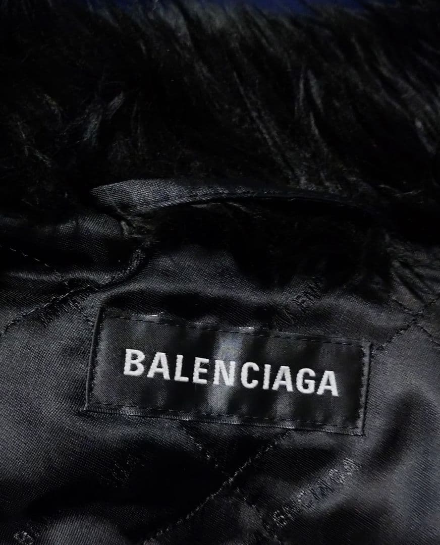 【値下げ】新品同様 バレンシアガ ファージャケット 中綿入り ロゴタブ付き 黒