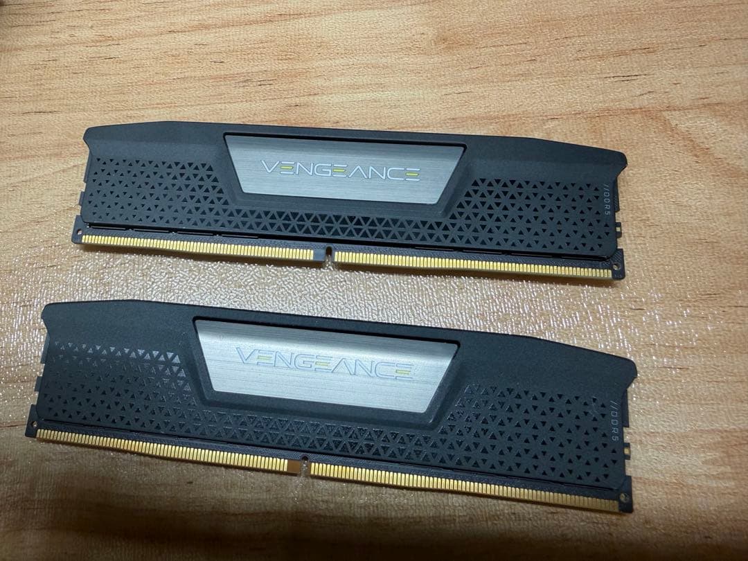 VENGEANCE DDR5 64GB メモリー