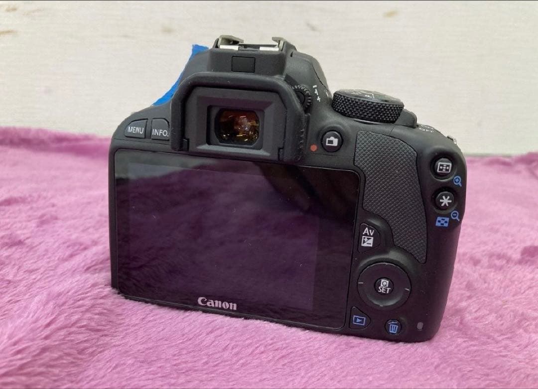 Canon EOS Kiss X7 デジタル一眼レフカメラ　ダブルズームキット1