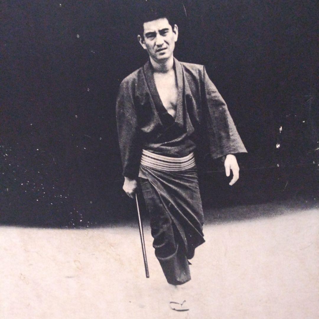 俳優の高倉健さんのモノクロ写真 木製フレーム付き