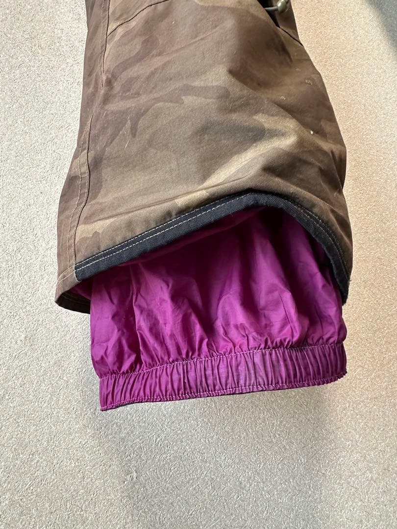 BURTONゴアテックス　ビブパンツ　サイズ日本Lサイズ　グリーンカモフラ