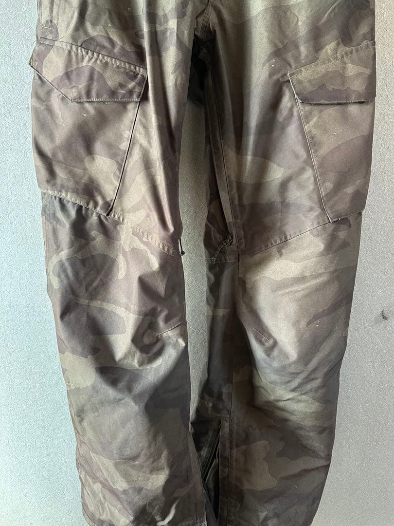 BURTONゴアテックス　ビブパンツ　サイズ日本Lサイズ　グリーンカモフラ