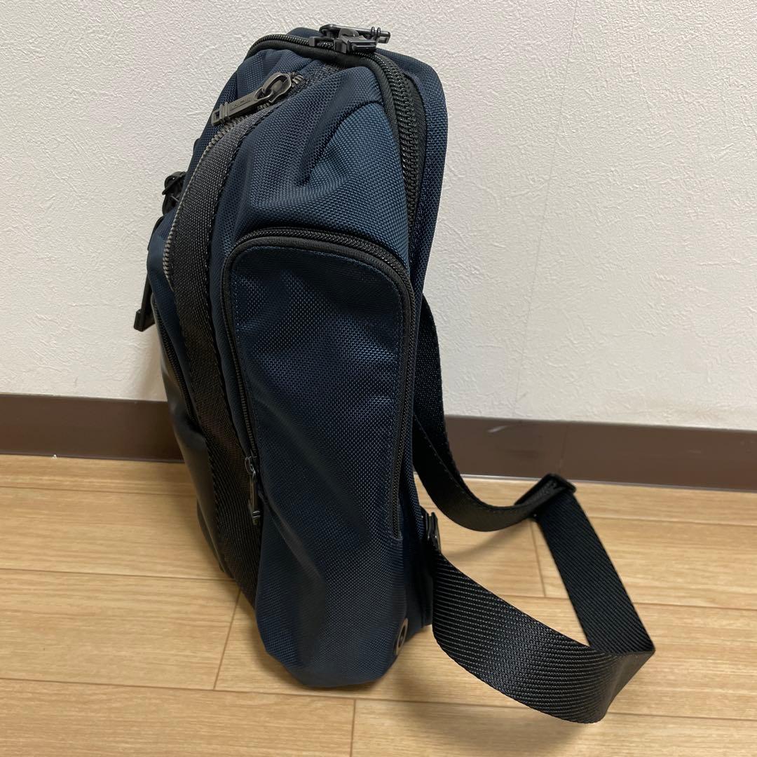 TUMI ☆ボディバッグ　ネイビー