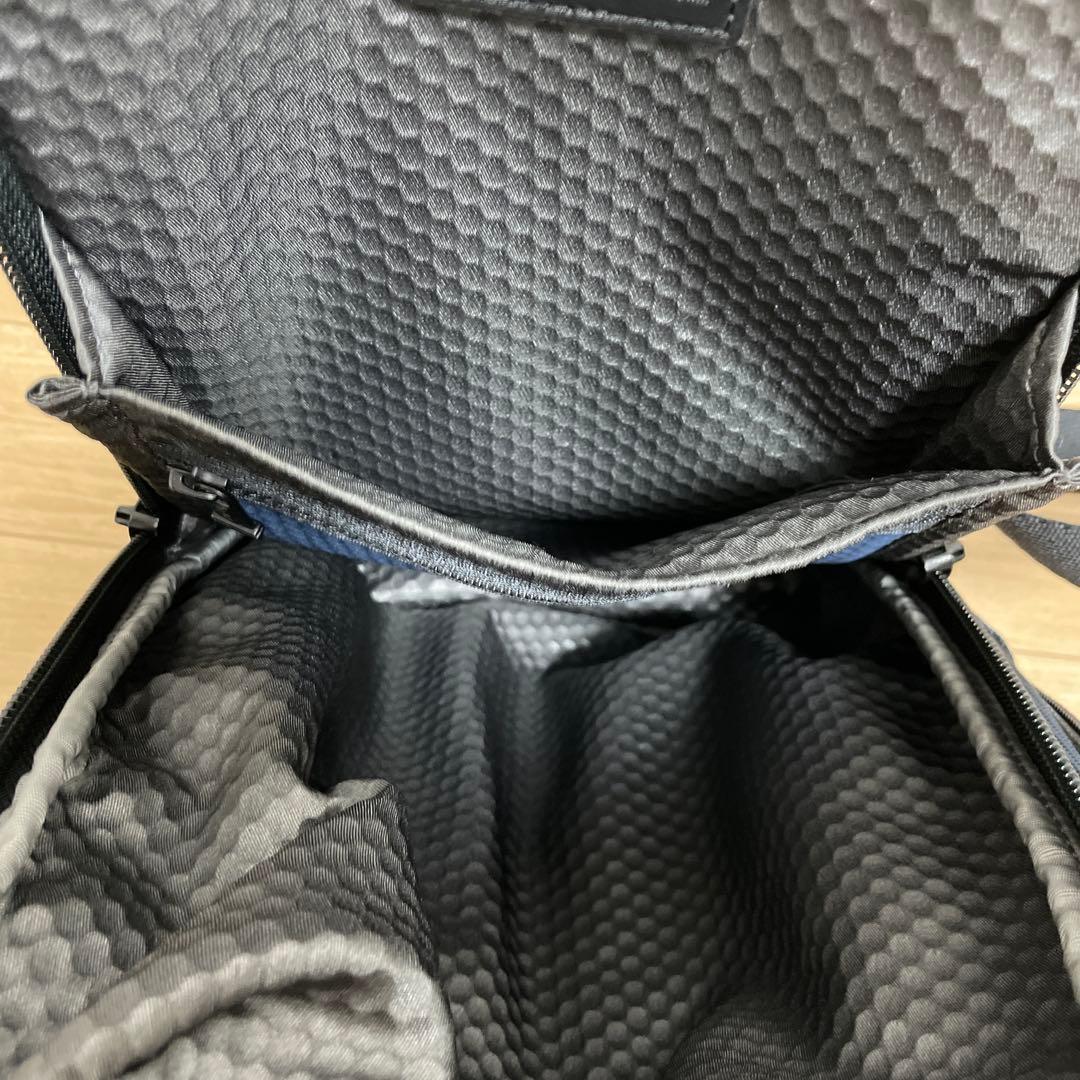 TUMI ☆ボディバッグ　ネイビー