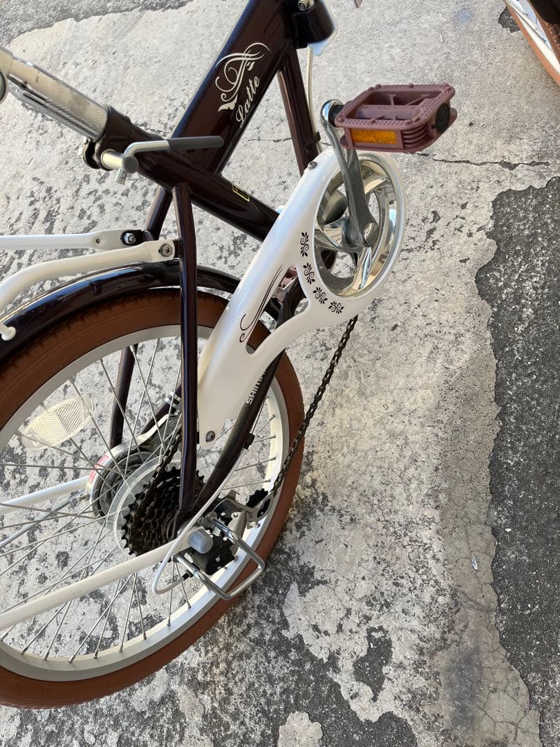 ラテ 折り畳み自転車 20インチ 6段 オートライト 前カゴ付き 直接引き取り