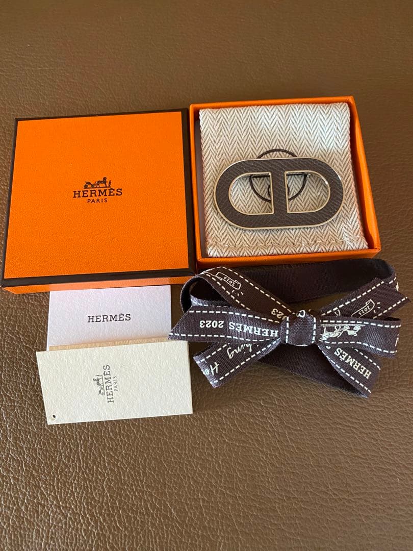 値下げエルメス　HERMES ブローチ　シェーヌダンクル　エタン