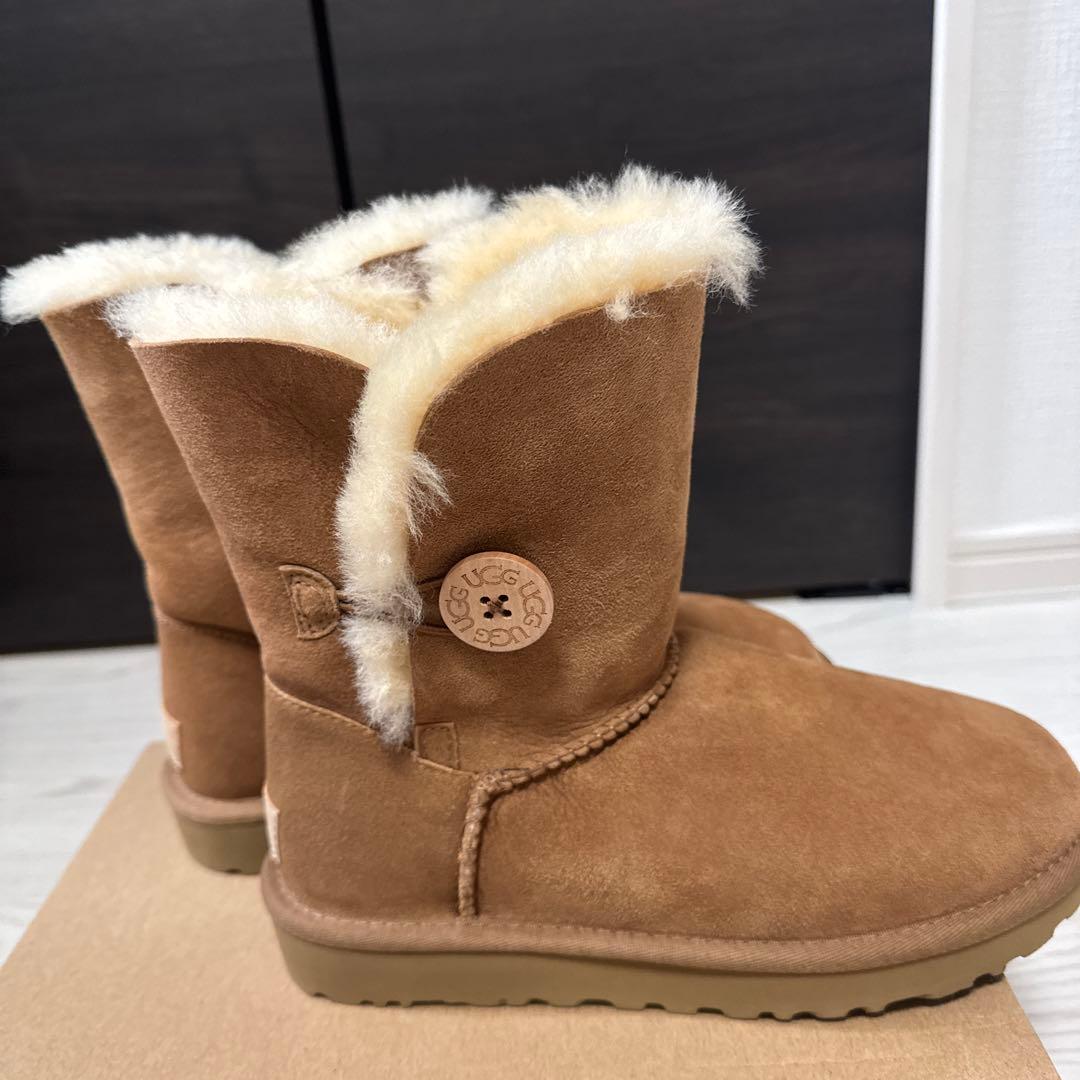 UGG ベイリーボタン　チェスナットUS7