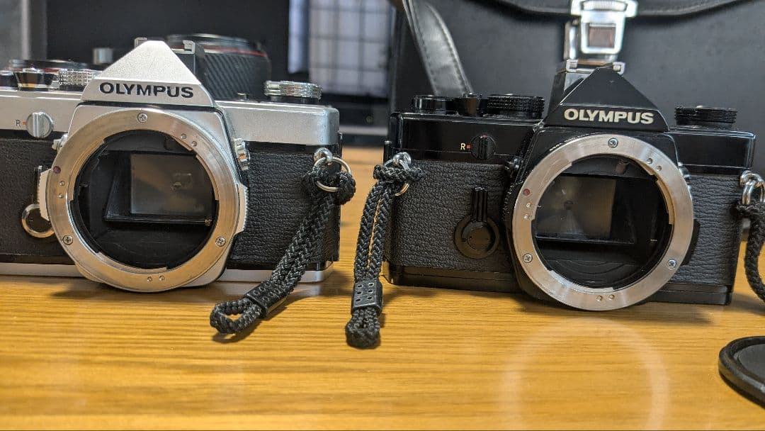 OLYMPUS　OM-1　白黒２台セットで