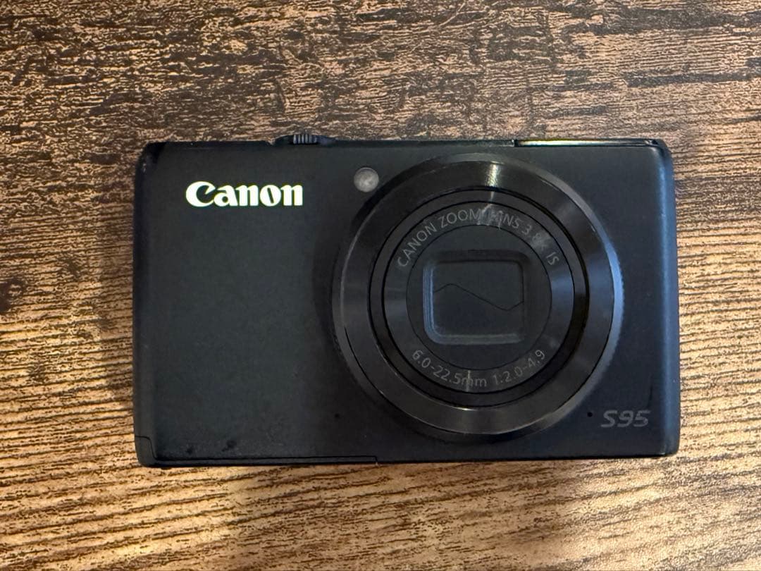 Canon S95 コンパクトデジタルカメラ 本体と充電器付き　【ジャンク品】