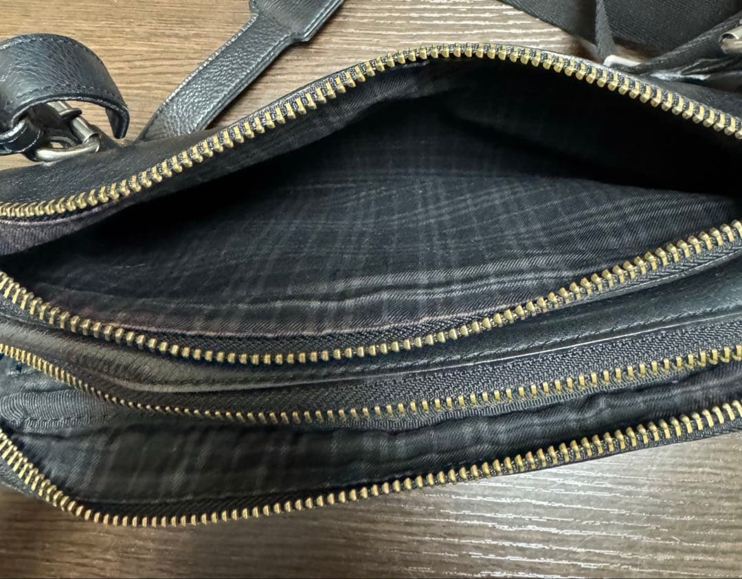 バーバリーブラックレーベル　ボディバッグ　レザー　ブラック　斜めがけ